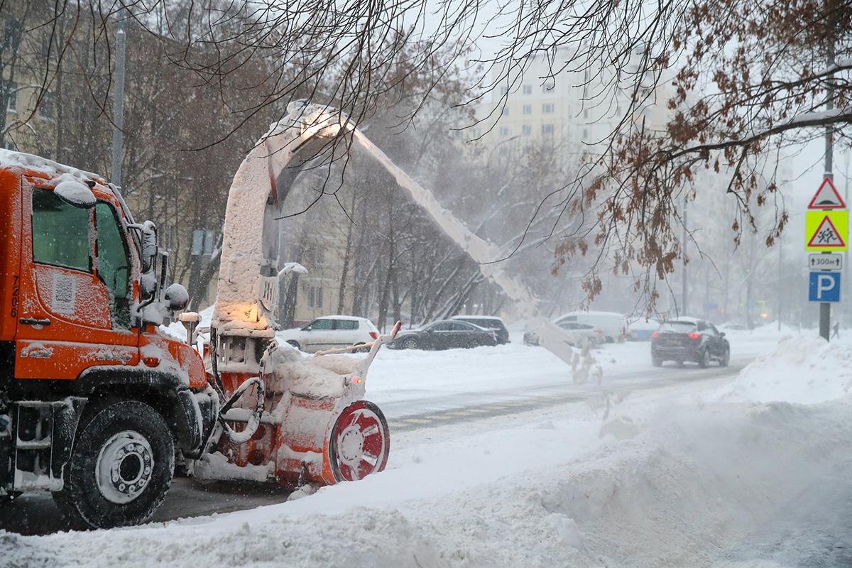 Работа снегоуборочной техники в Москве, 9 января 2026 года