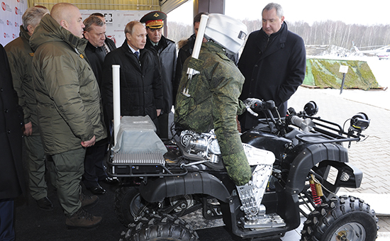 Президент России Владимир Путин (в центре) и вице-премьер РФ Дмитрий Рогозин (справа) во время посещения Центрального научно-исследовательского института точного машиностроения в Климовске.