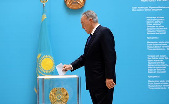 Президент Казахстана Нурсултан Назарбаев голосует на внеочередных президентских выборах