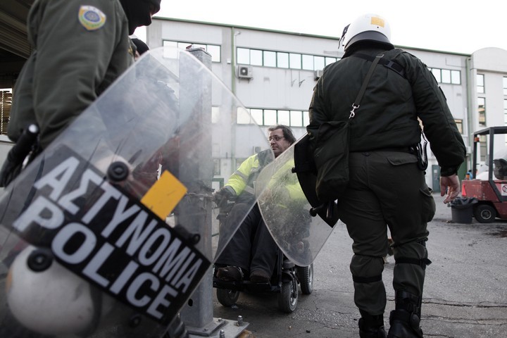 Греческая полиция взяла штурмом Афинский метрополитен 