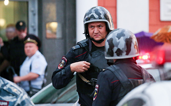 Сотрудники полиции у отделения Ситибанка&nbsp;на&nbsp;Большой Никитской, где&nbsp;разорившийся предприниматель Арам Петросян угрожает устроить взрыв


