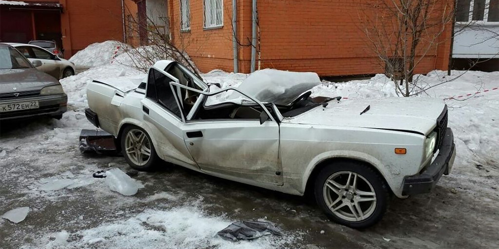 На машину упал лед с крыши: что делать