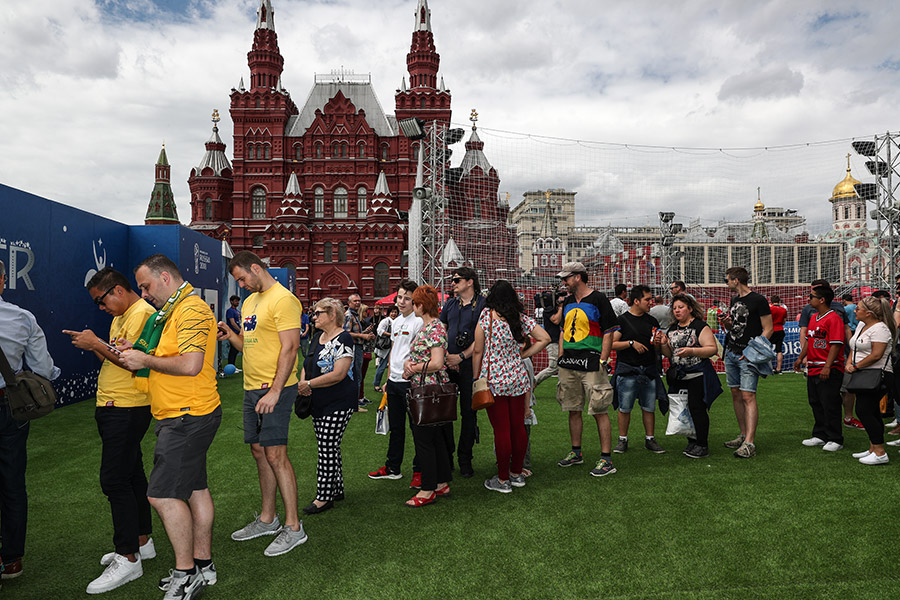 Мероприятие также посетили послы чемпионата мира по футболу в России Яна Чурикова, Алексей Смертин и испанский футболист Икер Касильяс.