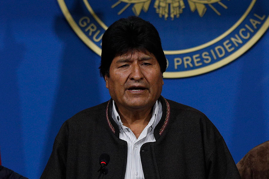 10 ноября Эво Моралес объявил о том, что подает в отставку. &laquo;Я ухожу ради мира и предотвращения большего насилия в отношении тех, кто поддерживает меня, моей команды, моей семьи&raquo;,&nbsp;&mdash; сказал он. Президент выступил с таким заявлением после того, как отказаться от своего поста его призвал командующий вооруженными силами Боливии Уильямс Калиман