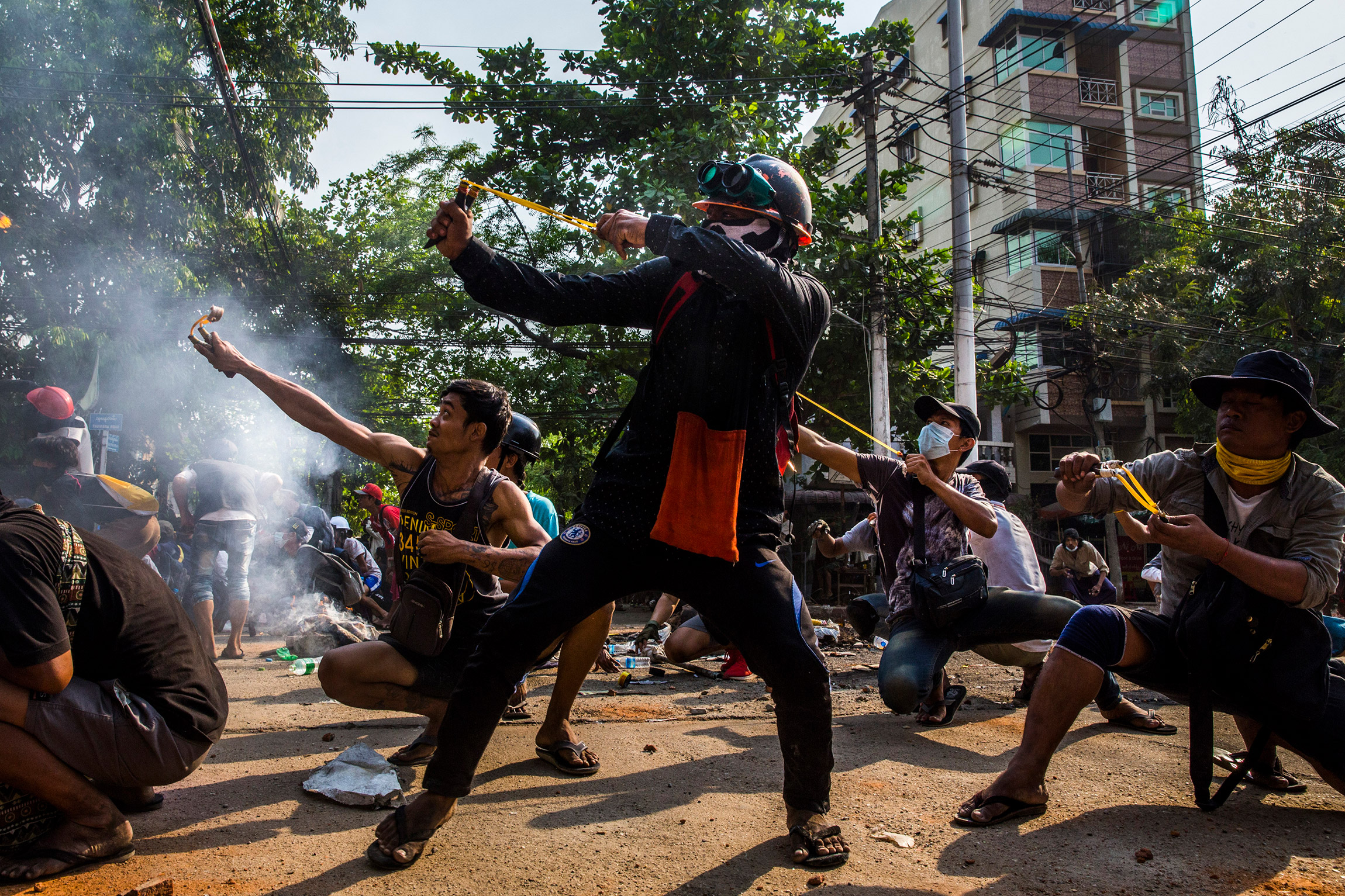 Автор:  аноним.

&laquo;Рогатки&raquo;.

Протестующие в Мьянме используют рогатки и другое самодельное оружие во время столкновений с полицией и армией.

Массовые протесты в Мьянме вспыхнули 1 февраля 2021 года после государственного переворота, совершенного военными. Только за один день протестов были убиты 114 мирных жителей. Именно из соображений безопасности автор, сделавший этот снимок, вынужден сохранять анонимность