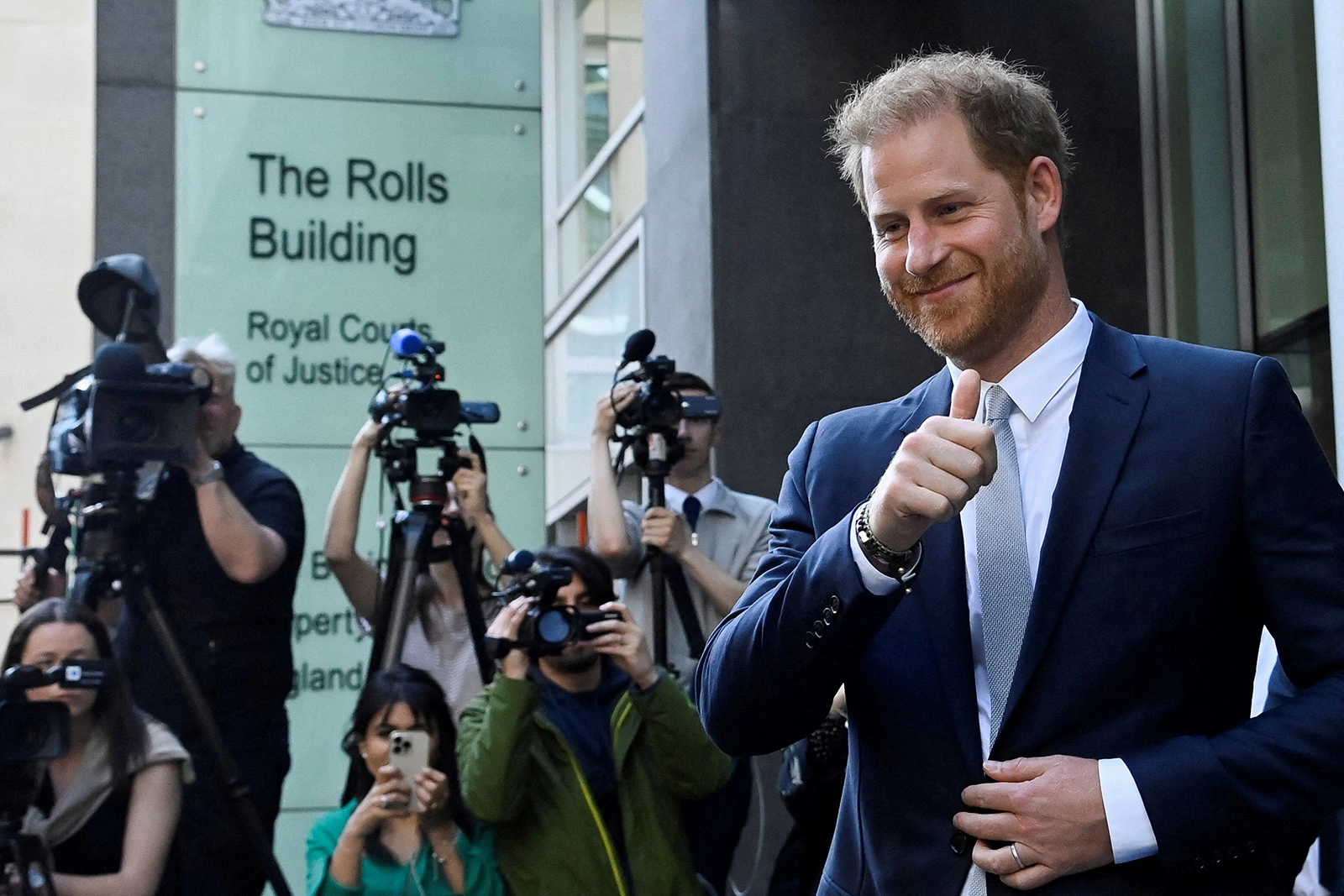<p>Принц Гарри покидает здание Высокого суда в Лондоне, 7 июня 2023 года</p>