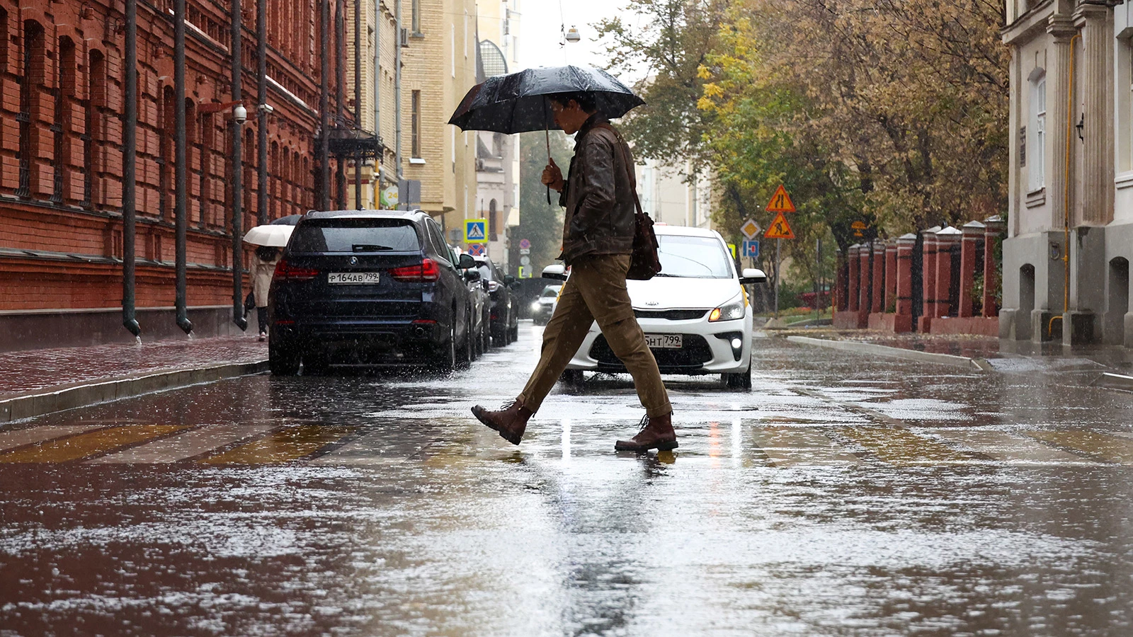 Мужчина во время дождя