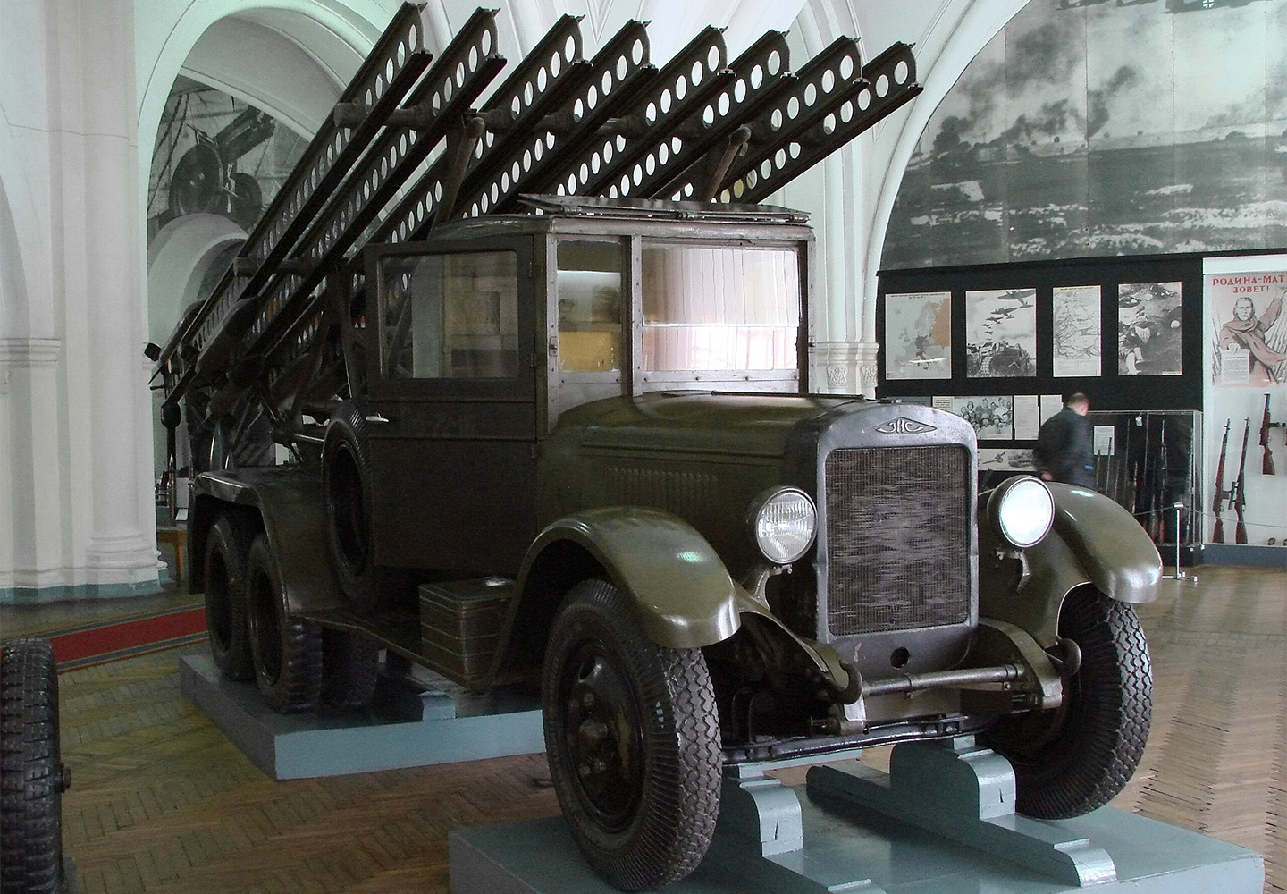 ЗИС-5 и реактивные установки

Грузовик ЗИС-5, или &laquo;Захар Иванович&raquo;, способный перевозить до 3 т, выпускался с 1933 по 1947 год на заводах в Москве, Ульяновске и Миассе. Именно ЗИСы стали платформой для первых &laquo;катюш&raquo; БМ-13. Правда, это был не ЗИС-5, а версия ЗИС-6, которая имела три оси. Всего было изготовлено более 587 тыс. единиц ЗИС-5.

