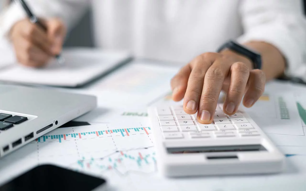 Для расходов, не связанных с командировками, компания может устанавливать свои внутренние сроки сдачи авансовых отчетов