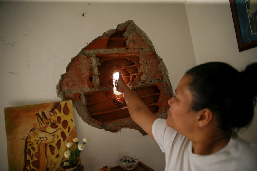 Жилой дом в Каракасе после атаки.