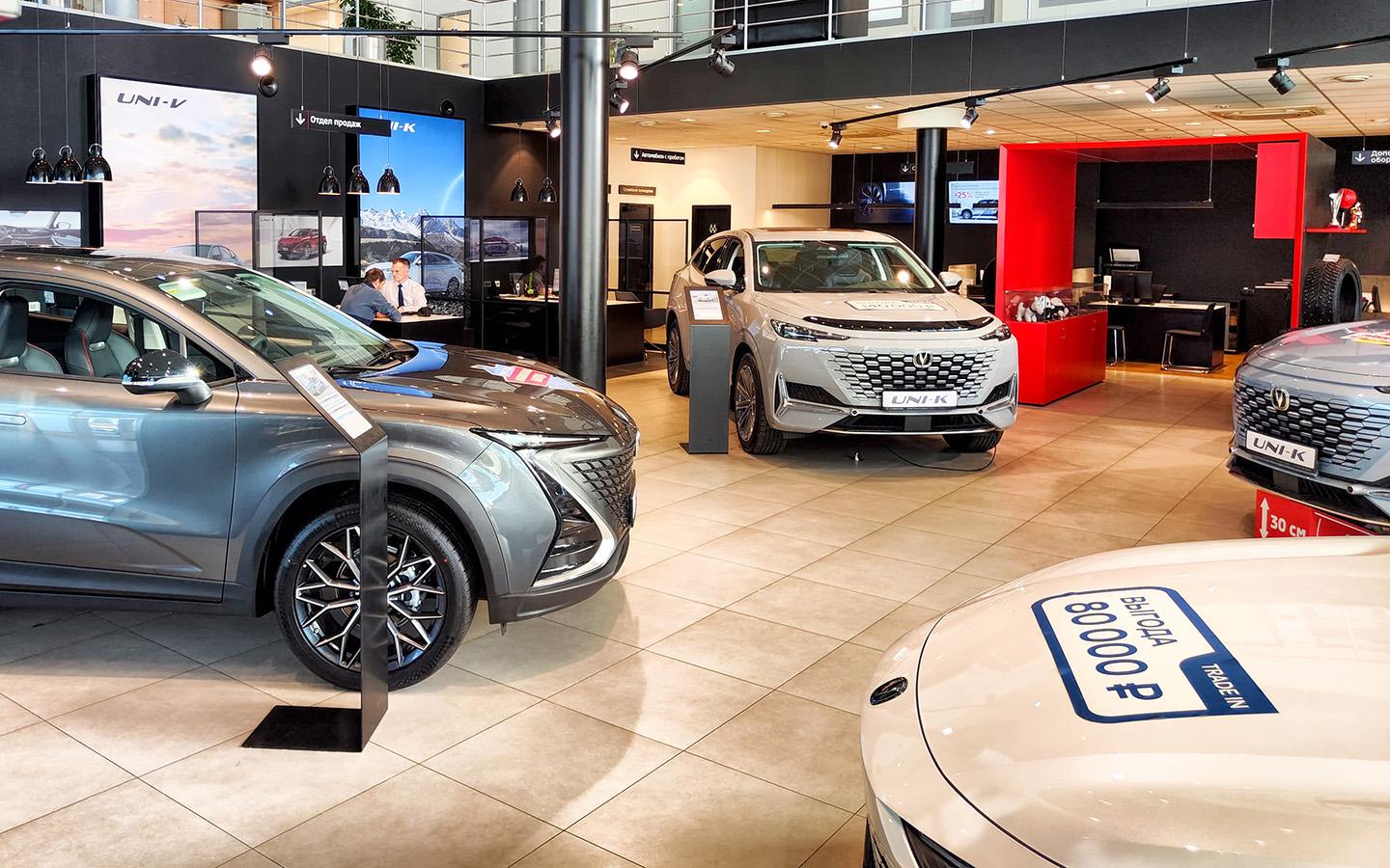 Причины весеннего бума на машины. Россияне устремились в автосалоны