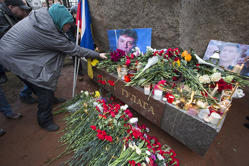 Дань памяти Борису Немцову у Соловецкого камня в Санкт-Петербурге.