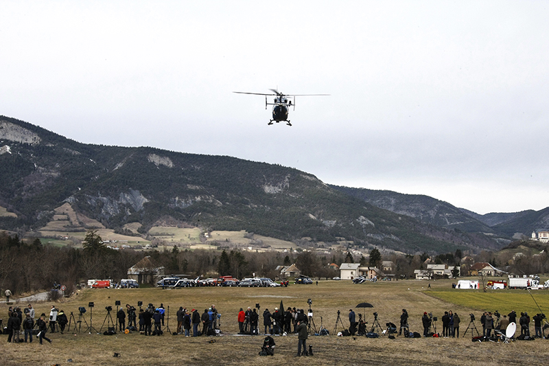 Вертолеты ВВС Франции и сотрудники службы гражданской безопасности на юго-востоке Франции, где 24 марта 2015 года разбился&nbsp;Airbus А320 со 150 пассажирами на борту