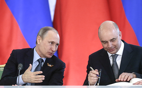 Президент России Владимир Путин и&nbsp;министр финансов РФ Антон Силуанов (слева направо)