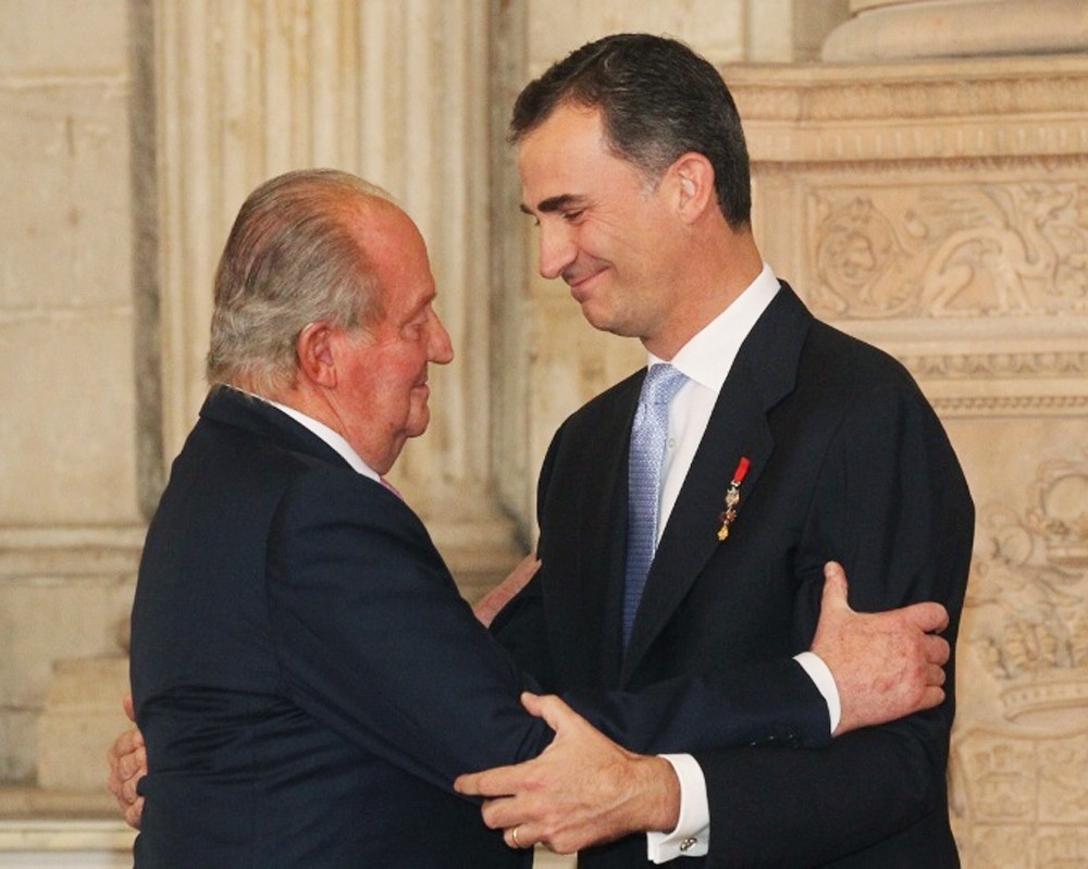 Хуан Карлос поздравляет своего сына Принца Фелипе - нового короля Испании