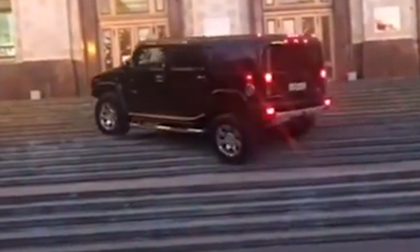 Полиция начала проверку видео о заезде Hummer на ступеньки входа МГУ