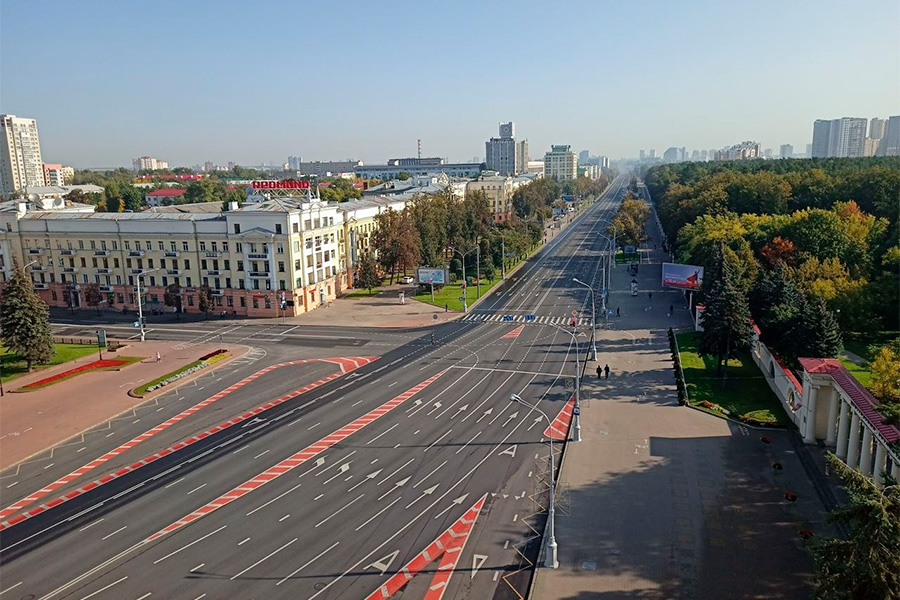 Перекрытый проспект в центре Минска. Несколько улиц были перекрыты утром 23 сентября в преддверии инаугурации Александра Лукашенко. О самой церемонии власти объявили уже после ее проведения