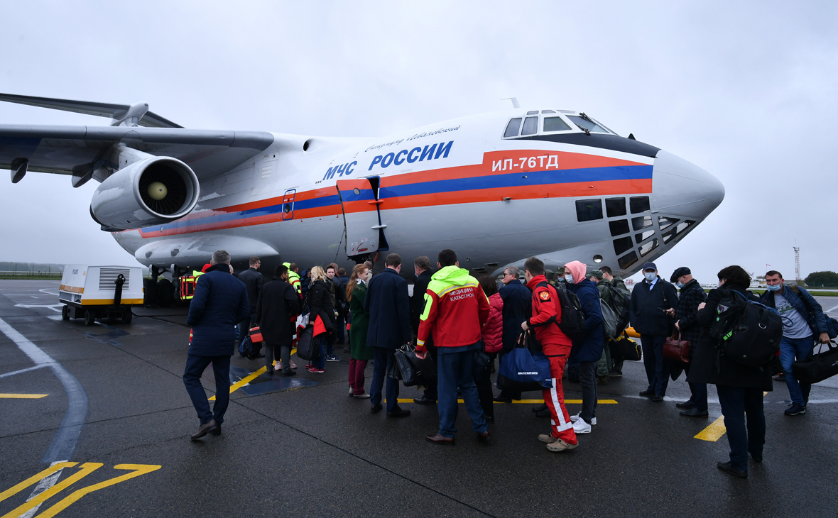 Сотрудники МЧС и журналисты у самолета Ил-76 перед вылетом в Пермь в аэропорту Жуковский