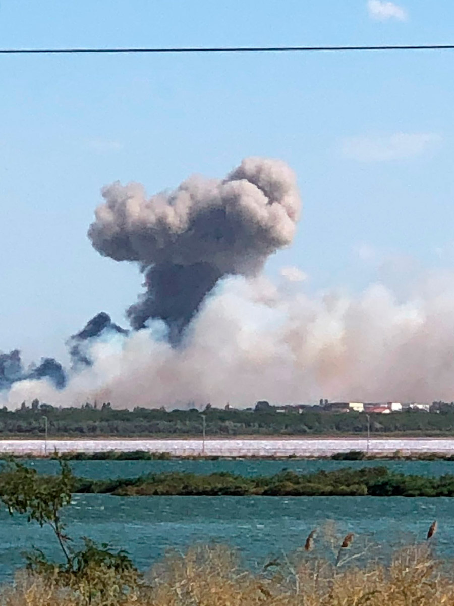 Взрывы в крыму сегодня сейчас. Взрыв на военном аэродроме в Крыму. Взрыв авиационных боеприпасов.