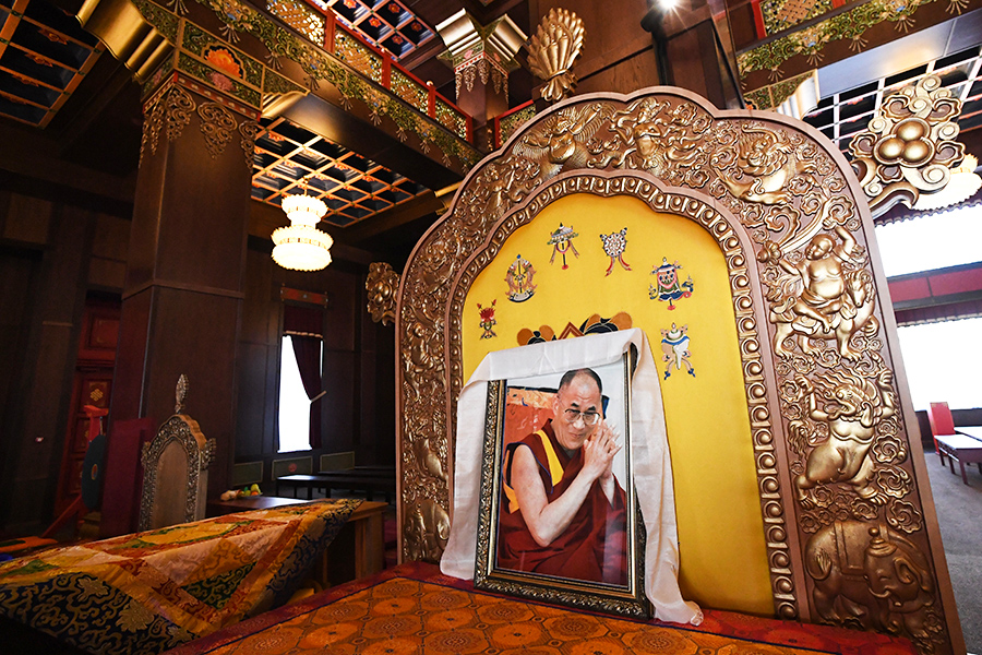 Портрет Далай-ламы внутри буддийского монастыря &laquo;Тубтен Шедруб Линг&raquo;