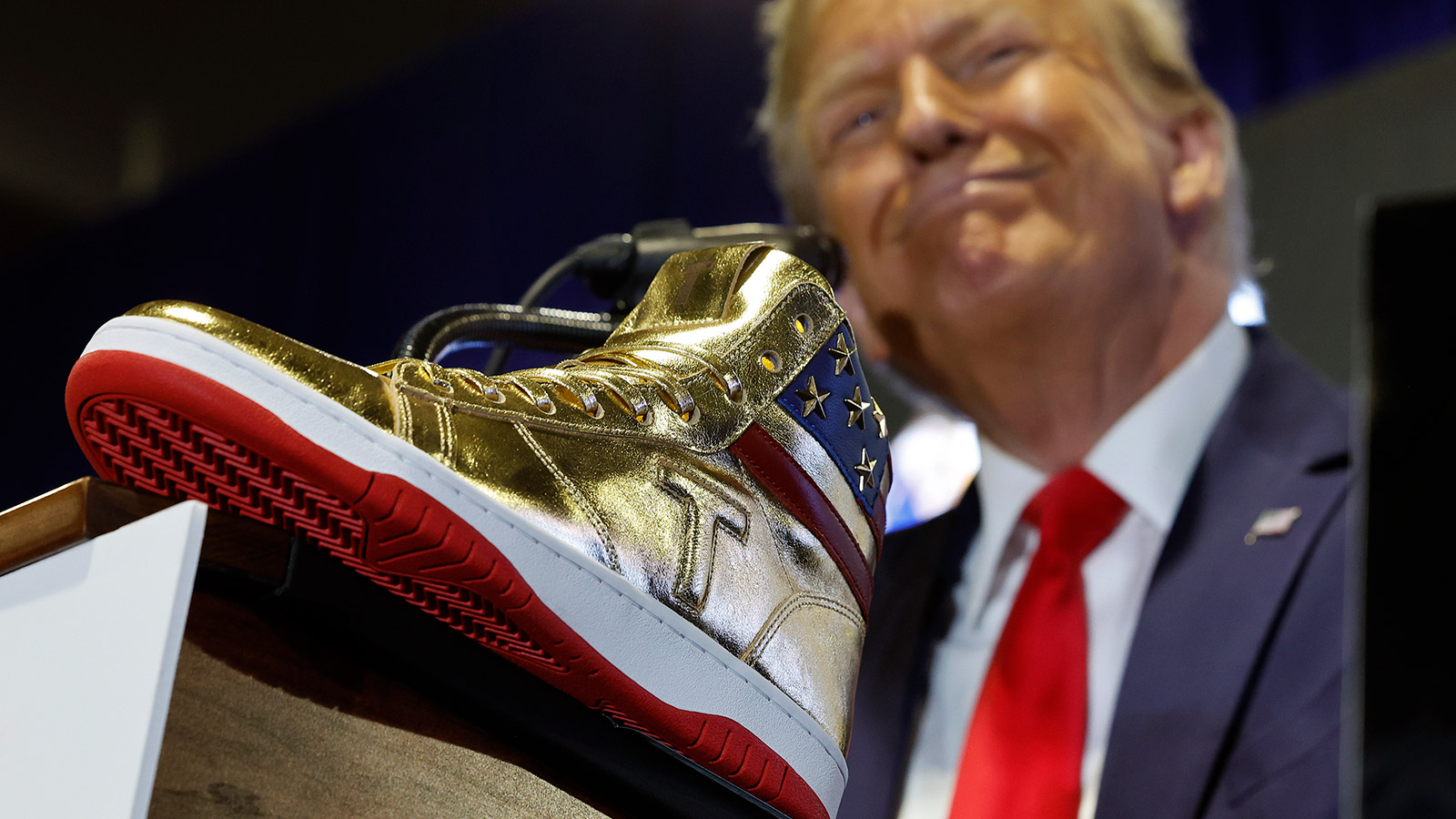 <p>Дональд Трамп на презентации своего бренда кроссовок&nbsp;Trump Sneakers</p>