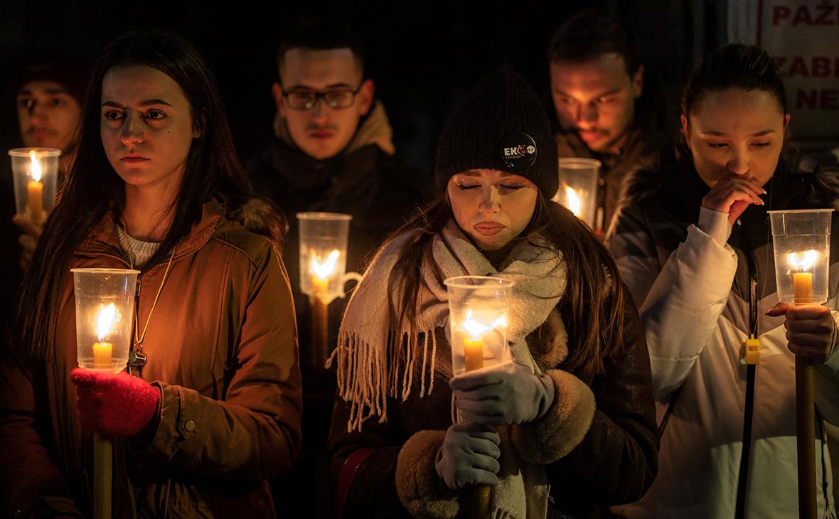 Протестующие зажгли свечи, чтобы почтить память&nbsp;погибших в городе Нови-Сад при обрушения&nbsp;вокзала,&nbsp;Вршац,&nbsp;Сербия,&nbsp;февраль&nbsp;2025 года