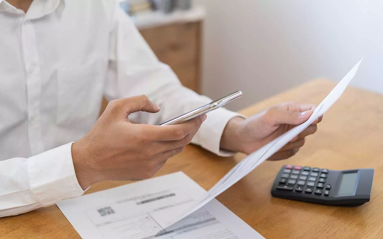 Готовый счет можно сразу отправить клиенту через любой удобный мессенджер, почту или просто сохранить на телефон