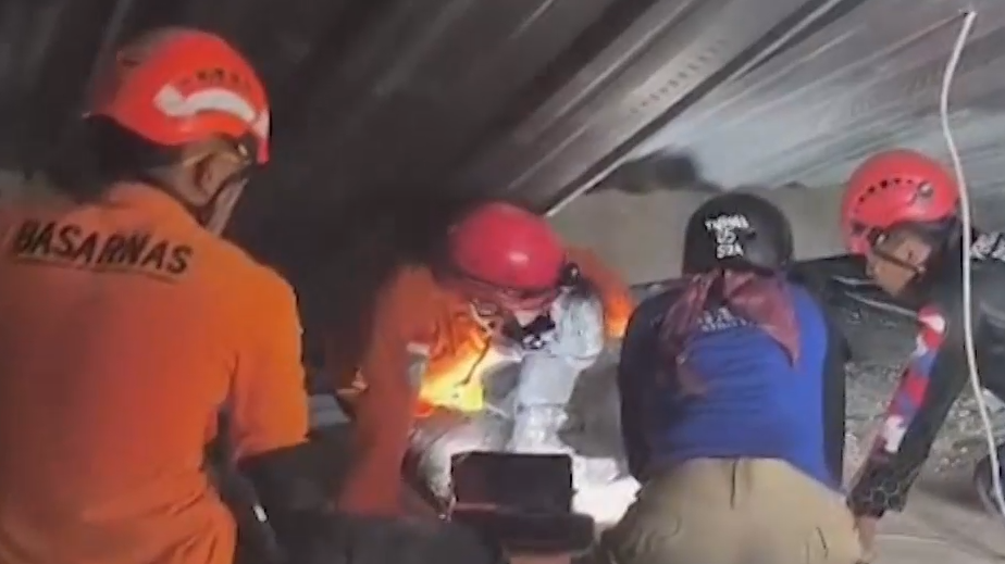 Последствия обрушения школы-интерната в Индонезии. Видео