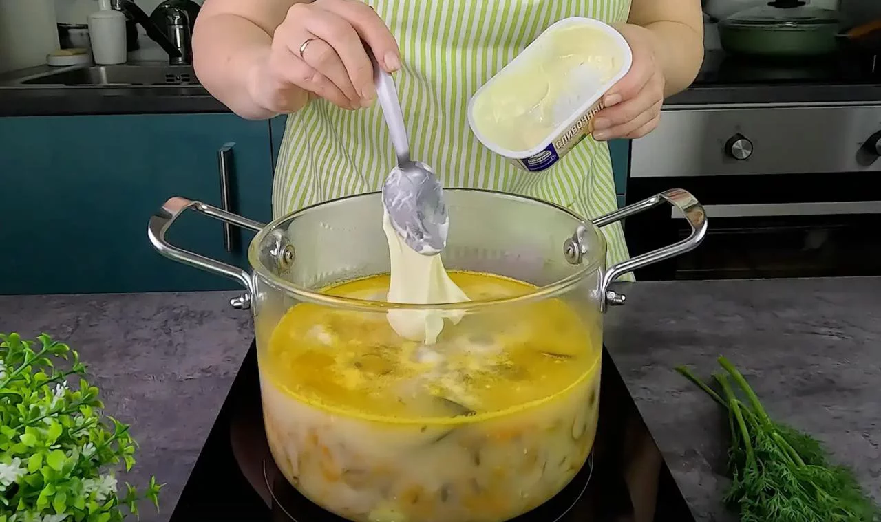 Выложите в суп плавленый сыр