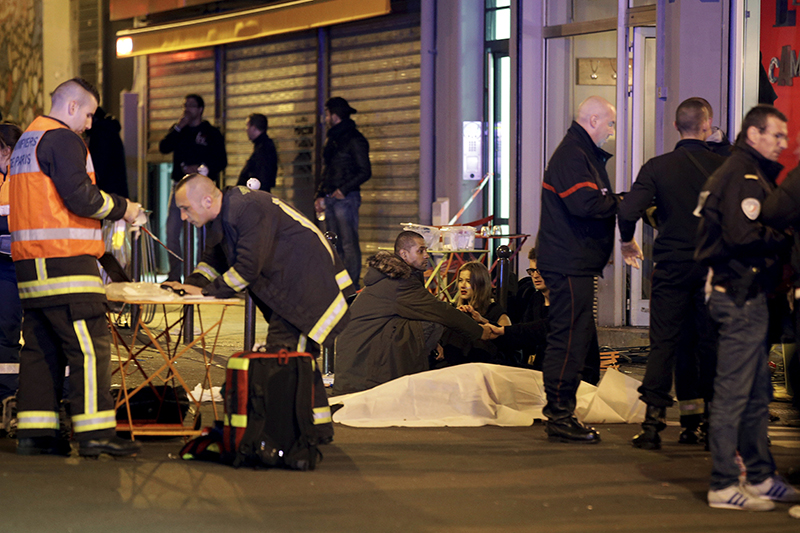 Сотрудники полиции у ресторана в Париже, где произошла стрельба