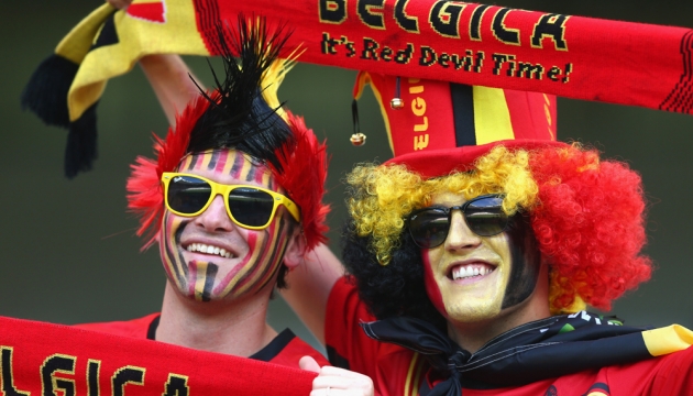 Бельгийские фанаты на стадионе "Минейран"  во время матча в Группе H  Бельгия - Алжир. 17 июня, Белу-Оризонти, Бразилия. 