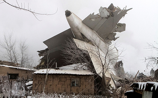 Место падения грузового самолета на дачный поселок в нескольких километрах от Бишкека


