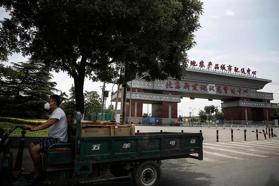 О новых случаях коронавируса в Пекине стало известно 12 июня. Вспышку зафиксировали на оптовом рынке &laquo;Синьфади&raquo; (на фото:&nbsp;вход на этот рынок), его временно закрыли
