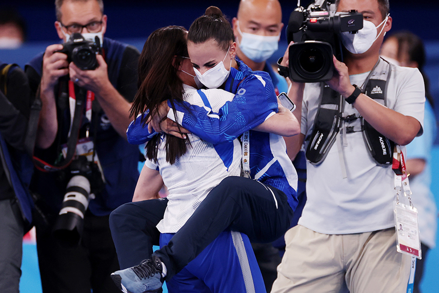 Реакция Линой Ашрам на победу в индивидуальном многоборье в художественной гимнастике. Израильтянка выиграла Олимпиаду, хотя до этого ни разу побеждала на чемпионатах мира