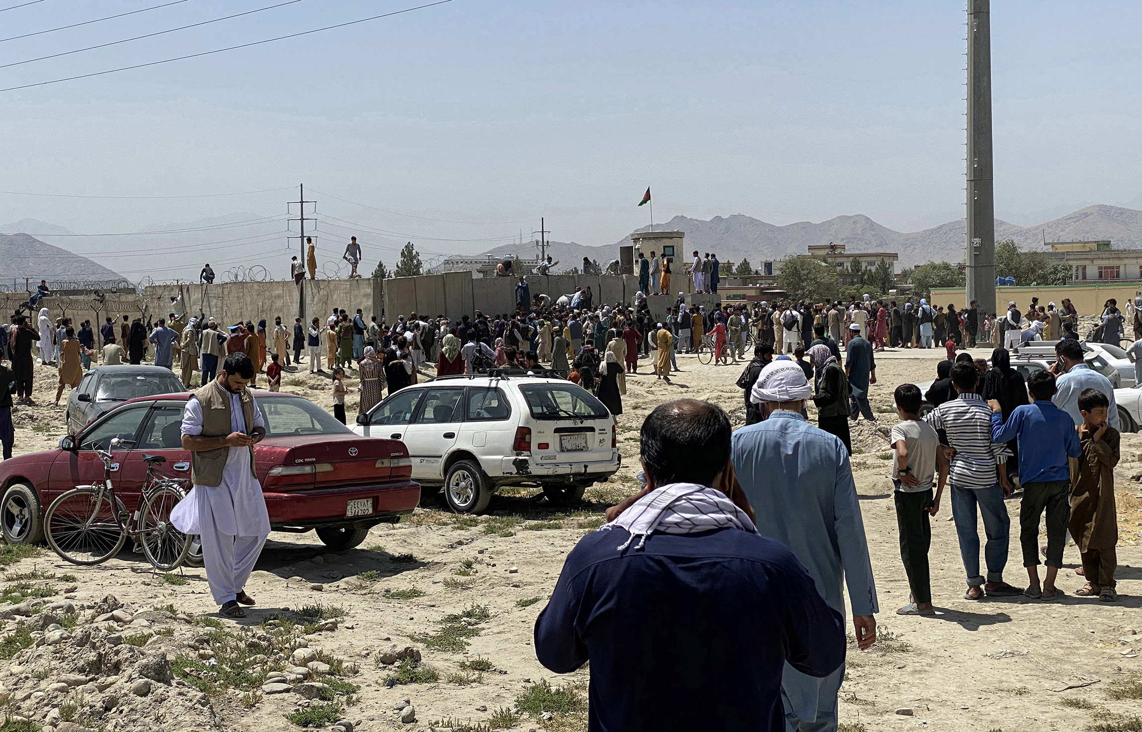 На фото: люди пытаются преодолеть ограждение международного аэропорта в Кабуле, 16 августа 2021 года

За первую неделю после вступления талибов в Кабул из Афганистана было эвакуировано около 12 тыс. иностранцев и афганских граждан, работавших в посольствах и международных гуманитарных организациях