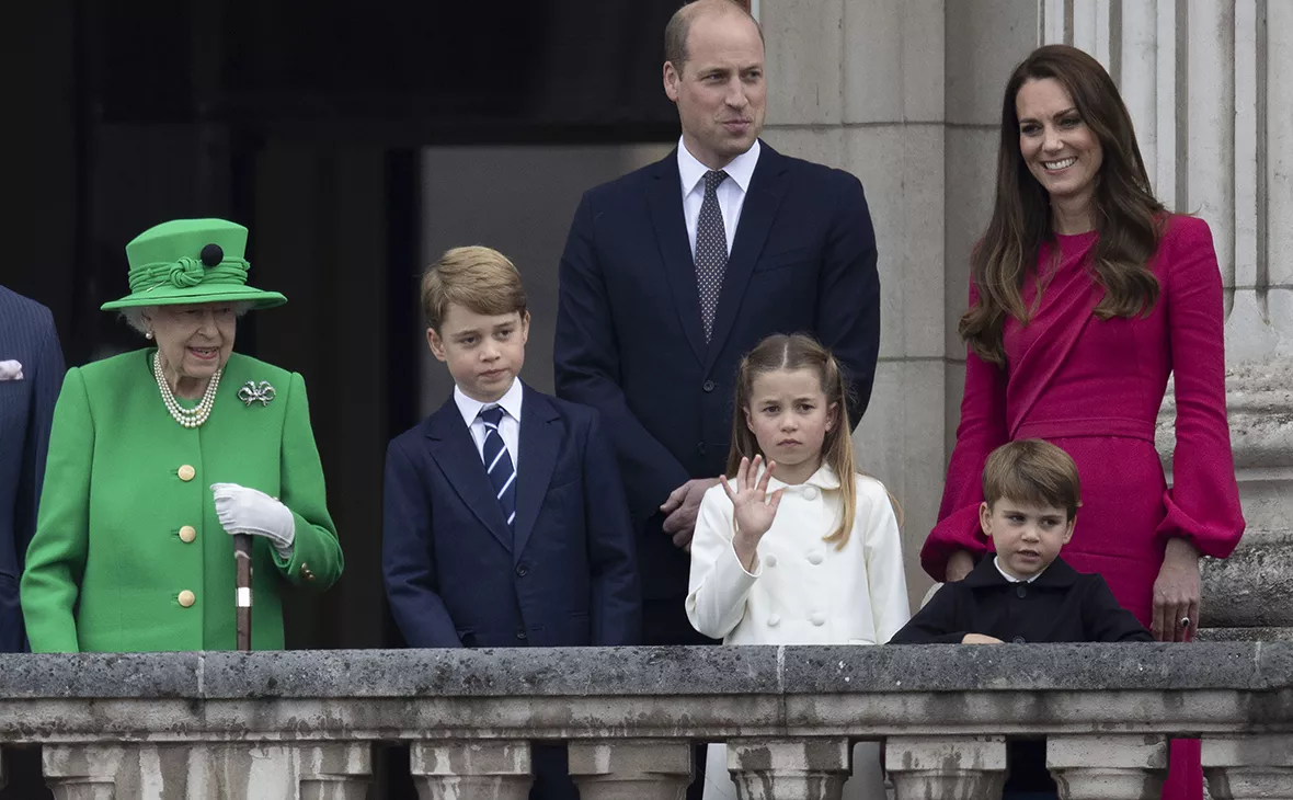 Королева Елизавета II, принц Уильям, Кейт Миддлтон, принц Джордж, принцесса Шарлотта и принц Луи