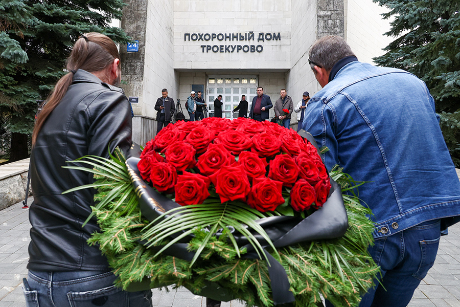 Цветы у похоронного дома &laquo;Троекурово&raquo;, где проходит прощание с Владимиром Сунгоркиным