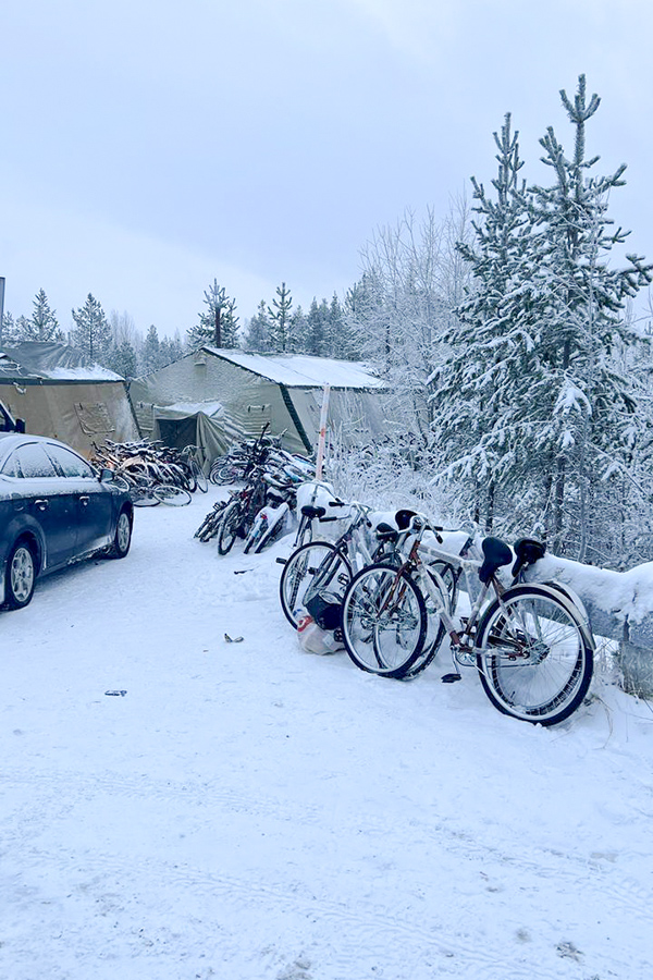 Брошенные велосипеды возле пограничного перехода &laquo;Салла&raquo; на российско-финской границе