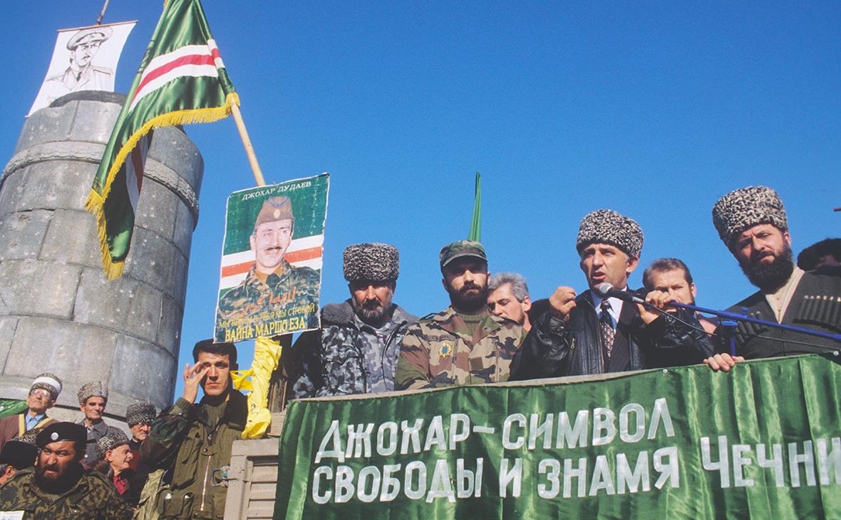 Лидеры сепаратистов Зелимхан Яндарбиев, Аслан Масхадов и Шамиль Басаев (справа налево) на митинге в Грозном, 1996 год.