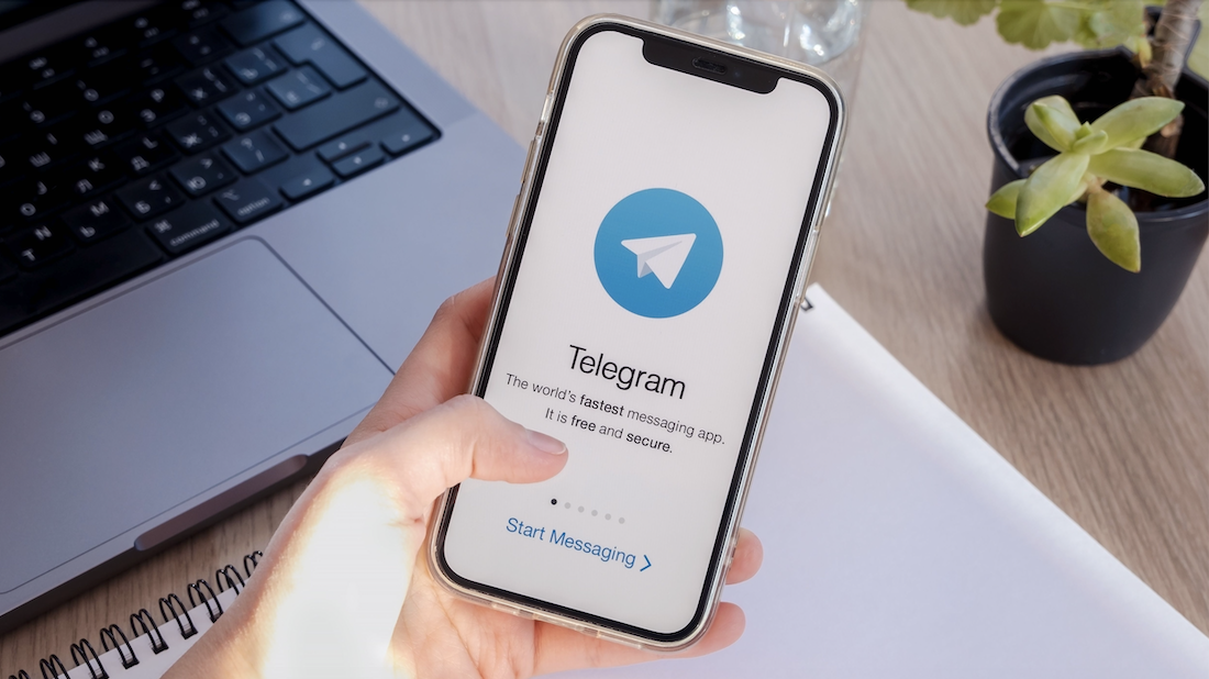 <p>Кружок в Telegram &mdash; это видеозапись в круглом фрейме (то есть рамке) длительностью до одной минуты, которую можно отправить в чате или канале мессенджера</p>