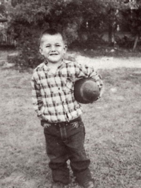 Настоящее имя Халка Хогана &mdash; Терри Джин Боллеа. Он родился 11 августа 1953 года в городе Огаста&nbsp;в восточной части штата Джорджия. Позднее он с родителями переехал во&nbsp;Флориду, в город Порт-Тампа&nbsp;(на фото &mdash; Терри в детстве).

Он&nbsp;начал заниматься рестлингом в 16 лет. Со&nbsp;временем молодой человек&nbsp;стал поклонником популярного рестлера Дасти Роудса, известного как &laquo;Американская мечта&raquo;, и регулярно посещал шоу, проходившие в Тампе. Однако потом на одном из шоу он увидел Суперзвезду Билли Грэма и вдохновился уже им.