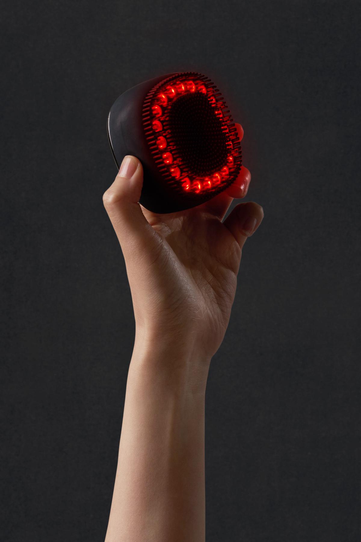 Лазерный и LED-массажер для стимуляции роста волос и ухода за кожей головы FAQ 302, Foreo, 45 899 руб. («Лэтуаль»)
