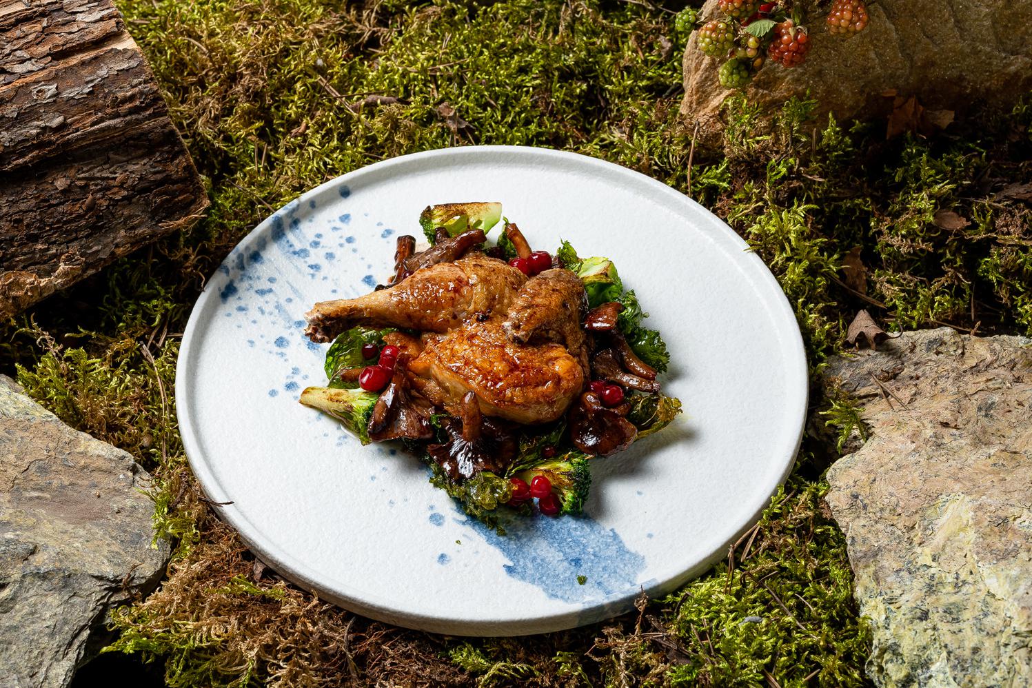 Фермерский цыпленок, молодая морковь, картофель, белые грибы