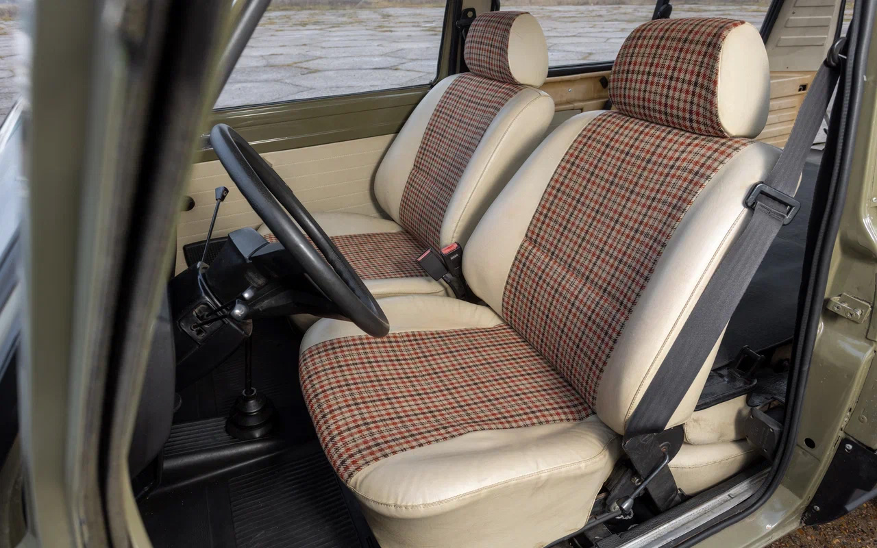 Когда-то кресла не были повсеместно плотными, а французские пружинили и подавно вроде домашних