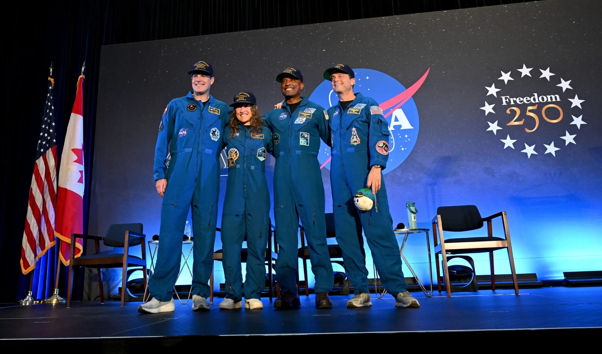 Экипаж миссии &laquo;Артемида II&raquo;, астронавты NASA Рид Уайзман, Виктор Гловер и Кристина Кох, а также астронавт Канадского космического агентства (CSA) Джереми Хансен были встречены на церемонии, состоявшейся в Космическом центре имени Джонсона NASA&nbsp;в Хьюстоне после завершения их миссии.