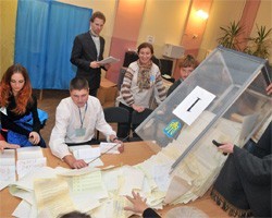 ЦИК Украины обработал 50% голосов: регионалы серьезно отвались от оппозиции