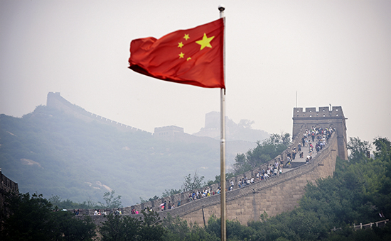 Флаг Китая над&nbsp;Великой Китайской стеной. Архивное фото