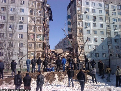Очевидцы рассказали об обрушении дома в Астрахани