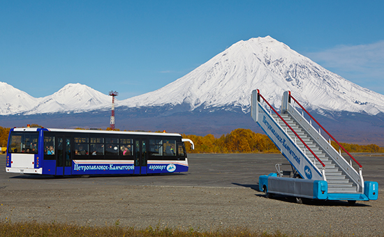 Автобус и трап в аэропорту


