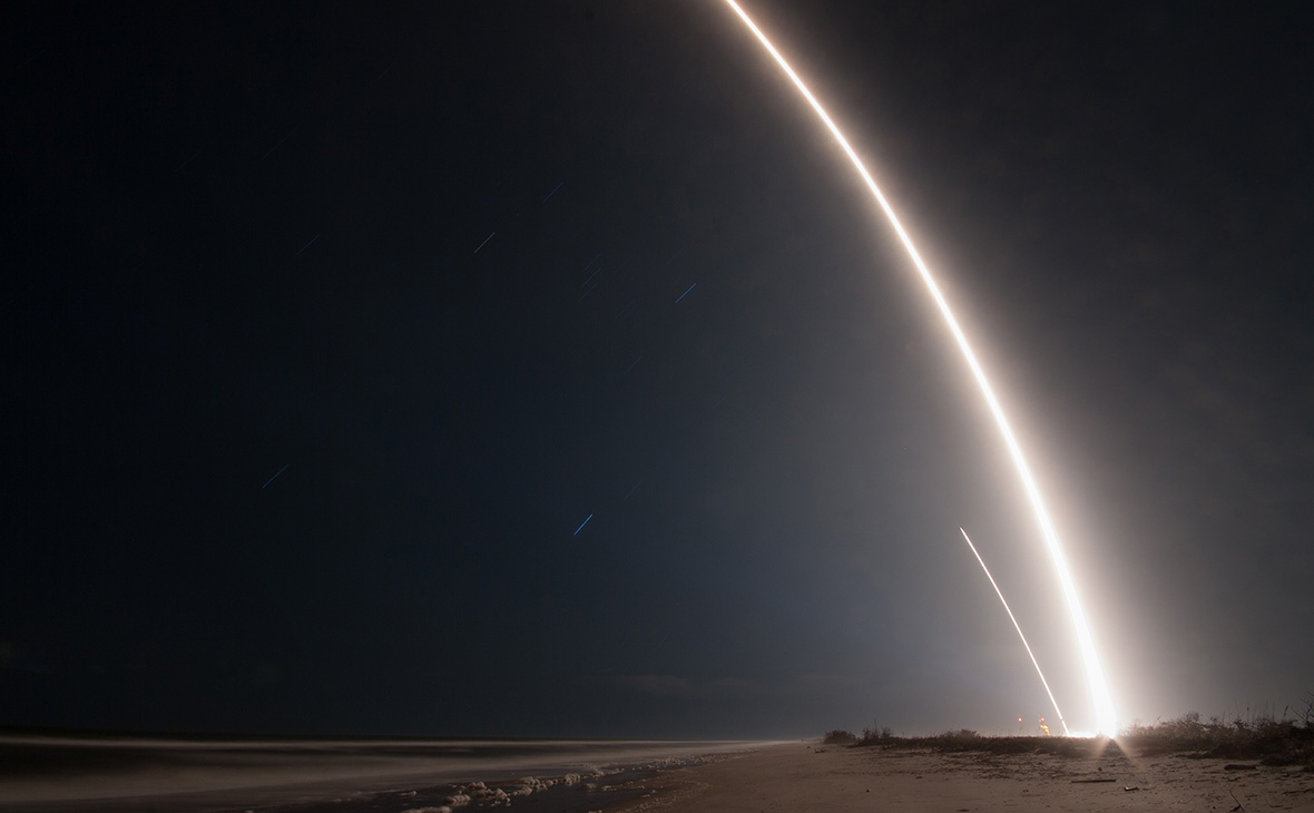 След&nbsp;от ракеты Falcon 9 в небе&nbsp;над мысом Канаверал. 8 января 2018 года